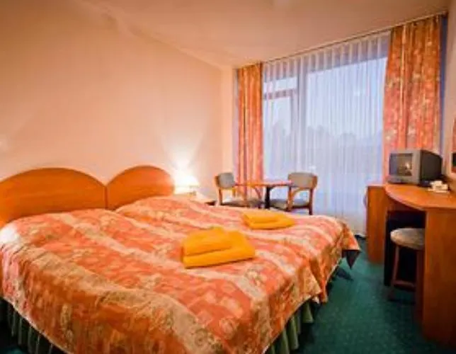 מלון Sanatorium Uzdrowiskowe Roza אוסטראון