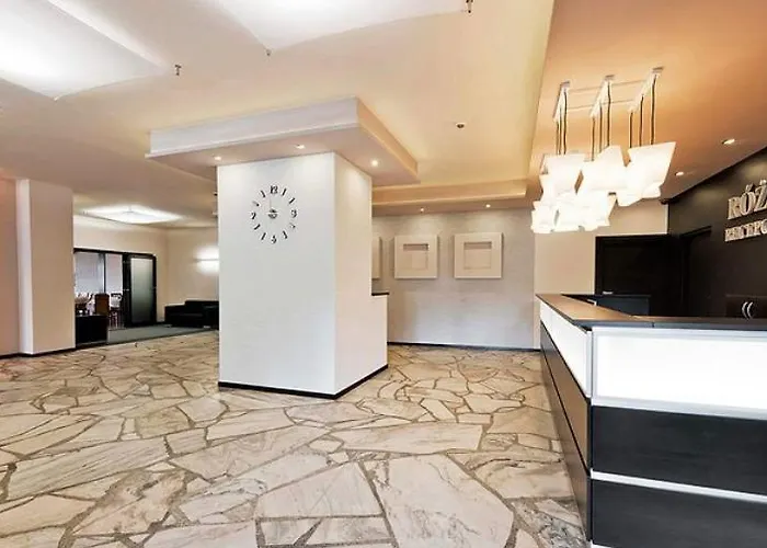 Sanatorium Uzdrowiskowe Roza אוסטראון